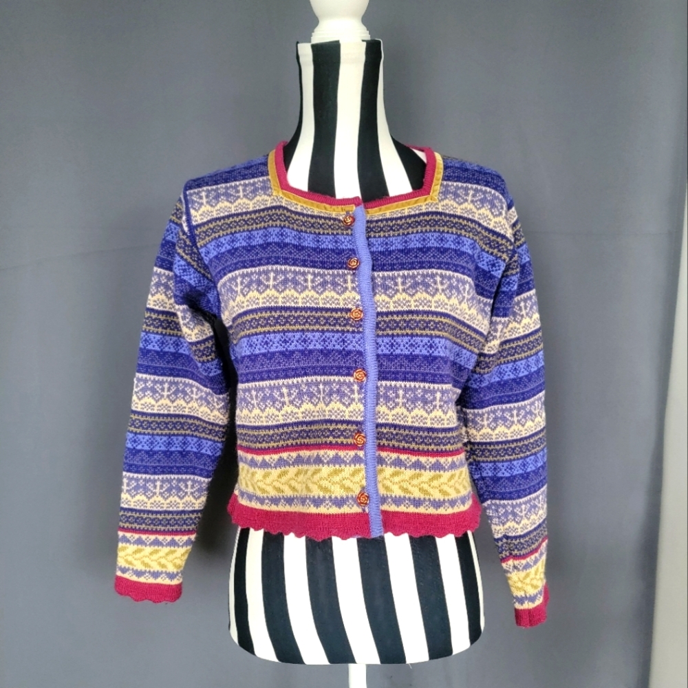 Oleana Norwegian Cropped Sweater With Rose Buttons